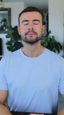 İçerde mavi gömlek giyen yakışıklı adam..