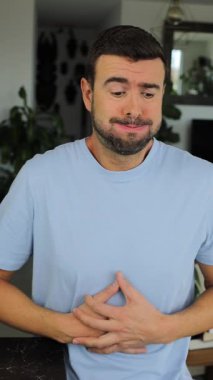 İçerde mavi gömlek giyen yakışıklı adam..