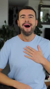 İçerde mavi gömlek giyen yakışıklı adam..