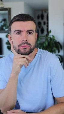 İçerde mavi gömlek giyen yakışıklı adam..