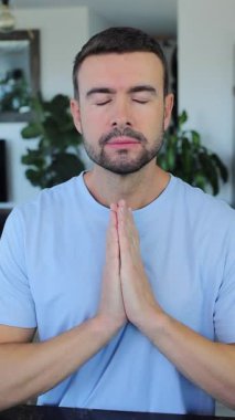 İçerde mavi gömlek giyen yakışıklı adam..