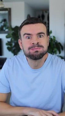 İçerde mavi gömlek giyen yakışıklı adam..