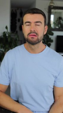 İçerde mavi gömlek giyen yakışıklı adam..