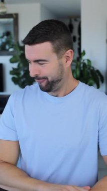 İçerde mavi gömlek giyen yakışıklı adam..