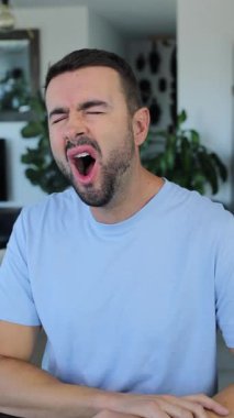 İçerde mavi gömlek giyen yakışıklı adam..