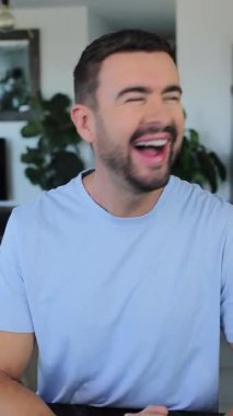 İçerde mavi gömlek giyen yakışıklı adam..