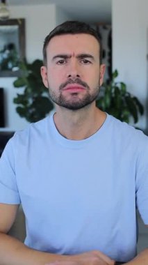 İçerde mavi gömlek giyen yakışıklı adam..