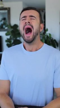 İçerde mavi gömlek giyen yakışıklı adam..