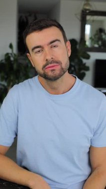 İçerde mavi gömlek giyen yakışıklı adam..