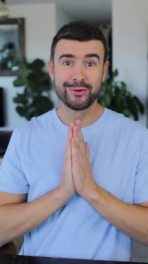 İçerde mavi gömlek giyen yakışıklı adam..