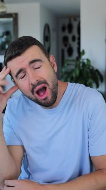 İçerde mavi gömlek giyen yakışıklı adam..