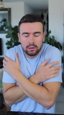 İçerde mavi gömlek giyen yakışıklı adam..