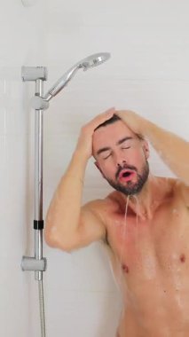 Kafkas 'lı genç adam yüzünden sular akıyordu.