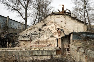 Parçalanmış eski bir tuğla bina, genel plan..