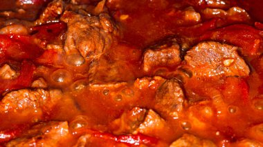 Geleneksel Macar kebabı. Domatesli ve kırmızı biberli haşlanmış biftek yahnisi, makro resim..