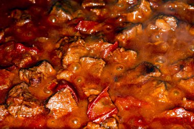 Geleneksel Macar kebabı. Domatesli ve kırmızı biberli haşlanmış biftek yahnisi, makro resim..