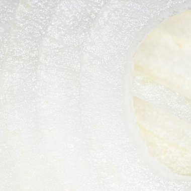 Yuvarlak beyaz halkalarla dilimlenmiş soğan..