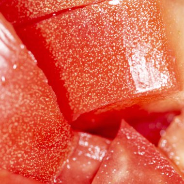 Kırmızı domatesler dilimler halinde kesilmiş, makro resim.