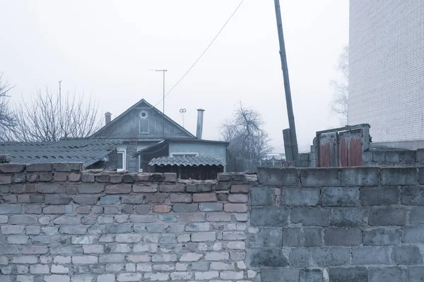 Mistige Ochtend Russische Provincie Een Houten Huis Met Een Zolder — Stockfoto