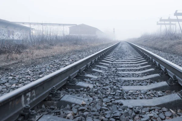 Industriegebiet Verschwinden Nebligen Morgen Die Bahnschienen — Stockfoto
