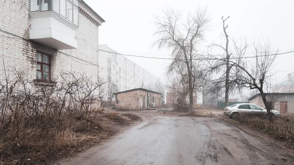 Туманное Утро Провинциальном Русском Городе Амбары Дома Машины — стоковое фото