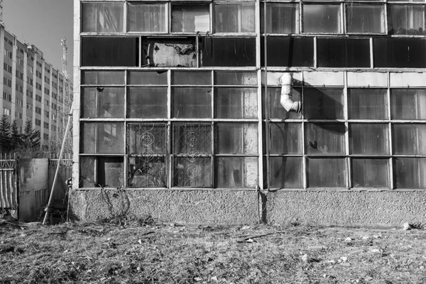 老旧的工业建筑窗户破了 黑白照片 — 图库照片