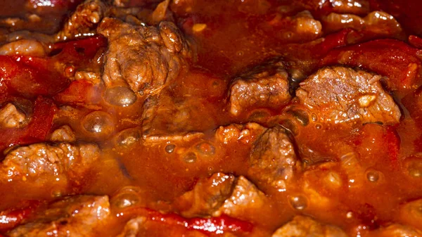 Geleneksel Macar kebabı. Domatesli ve kırmızı biberli haşlanmış biftek yahnisi, makro resim..