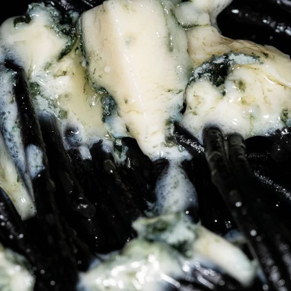 黒イタリアのスパゲティ オリーブオイルとブルーチーズのパスタ マクロ写真 — ストック写真