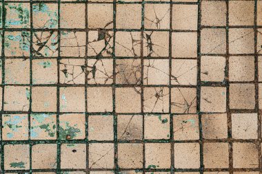 Eski, soyulmuş bej döşeme kiremitleri çatlaklar, doku.