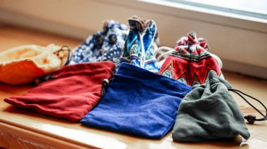 Kravatlı çok renkli yumuşak tekstil çantaları, yakın plan görüntü.