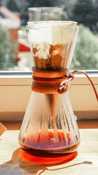 Chemex 'te kahve filtreden geçirilir, yakın plan.. 