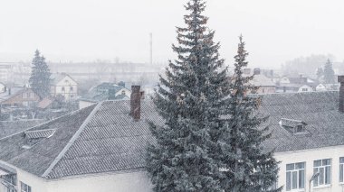 Taşra kentlerinin arka planında kar ve dolu yağıyor.