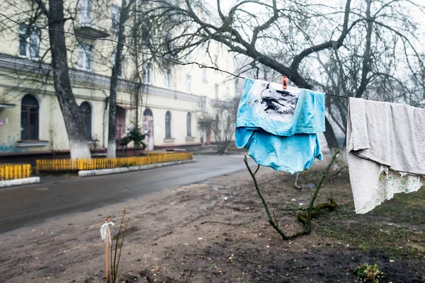러시아의 단위이다 안개낀 티셔츠를 독수리 머리의 모습이 로프에 마르고 — 스톡 사진
