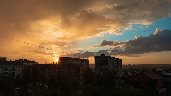 Dawn in the Russian countryside among the high-rise buildings, the town of Orel — Stock Photo, Image