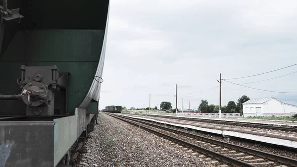 Tren istasyonunda yük vagonları — Stok fotoğraf