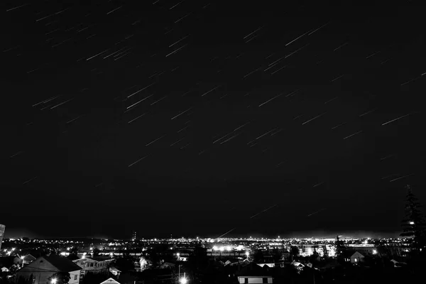 별 자국, 러시아의 한 지방 도시 위의 별들의 움직임 — 스톡 사진