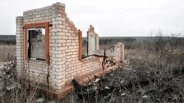 Уничтожена и сожжена кирпичная конструкция с окном на краю поля — стоковое фото