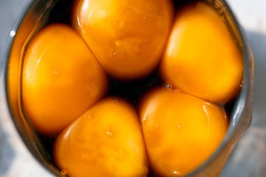 Japon salamurasında yumurtanın sarısı bardakta.. 