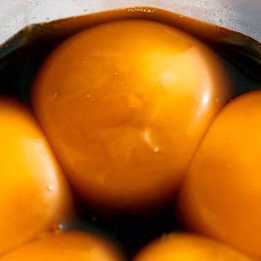 Japon salamurasında yumurtanın sarısı bardakta.. 