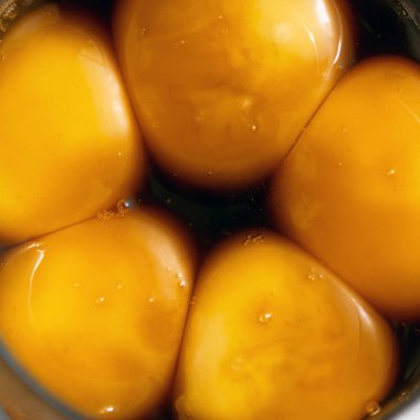 Japon salamurasında yumurtanın sarısı bardakta.. 