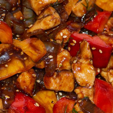 Soğanlı haşlanmış tavuk, tatlı biber ve kara soslu susam tohumu.. 