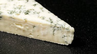 Bir parça küflü peynir.