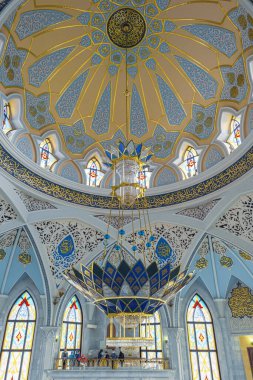 KAZAN, RUSSIA - 07 Ekim 2020: Kul Şerif Camii içeridedir. Duvarlarda ve tavanda İslami semboller.