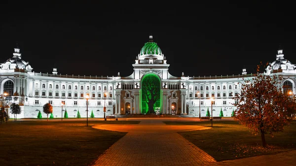 Kazan 'daki Çiftçiler Sarayı. Binanın yeşil ışığı yanıyor. Parktan gece görüşü.