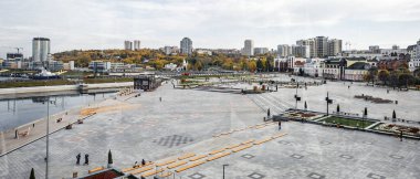 Cheboksary şehrinin geniş bir manzarası. Cheboksary şehrindeki Kızıl Meydan. 