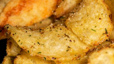 Tuzlu, karabiberli, otlu ve bitkisel yağlı patates cipsi.