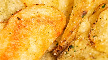Tuzlu, karabiberli, otlu ve bitkisel yağlı patates cipsi.