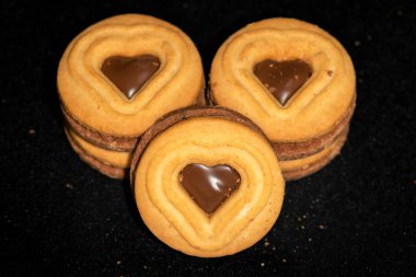 Yuvarlak, kalp desenli çikolatalı kurabiyeler, makro.