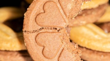 Yuvarlak, kalp desenli çikolatalı kurabiyeler, makro.