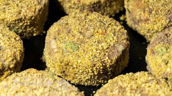 Donmuş sebzeli nugget, mercimek ve yeşillik, makro